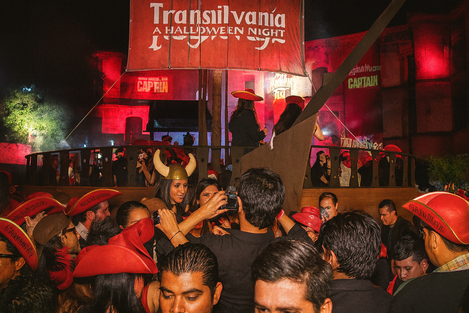 Morgan Fest Puebla, evento masivo de consumidor final Captain Morgan con montaje de barco pirata e iluminación temática, TR3Z México
