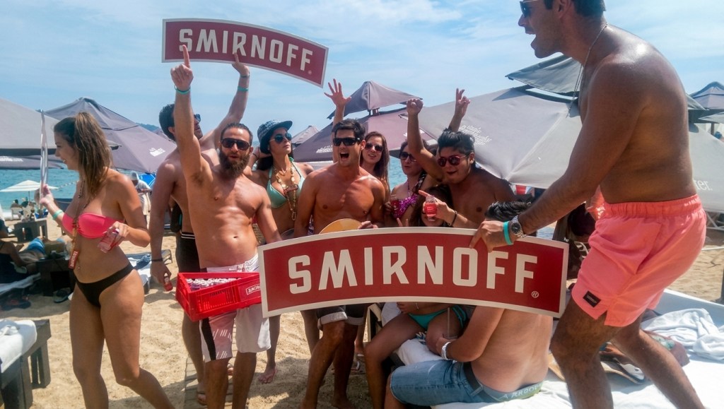 Activación BTL Smirnoff en playa de Cancún con grupo de consumidores y señalización de marca, TR3Z Cancún