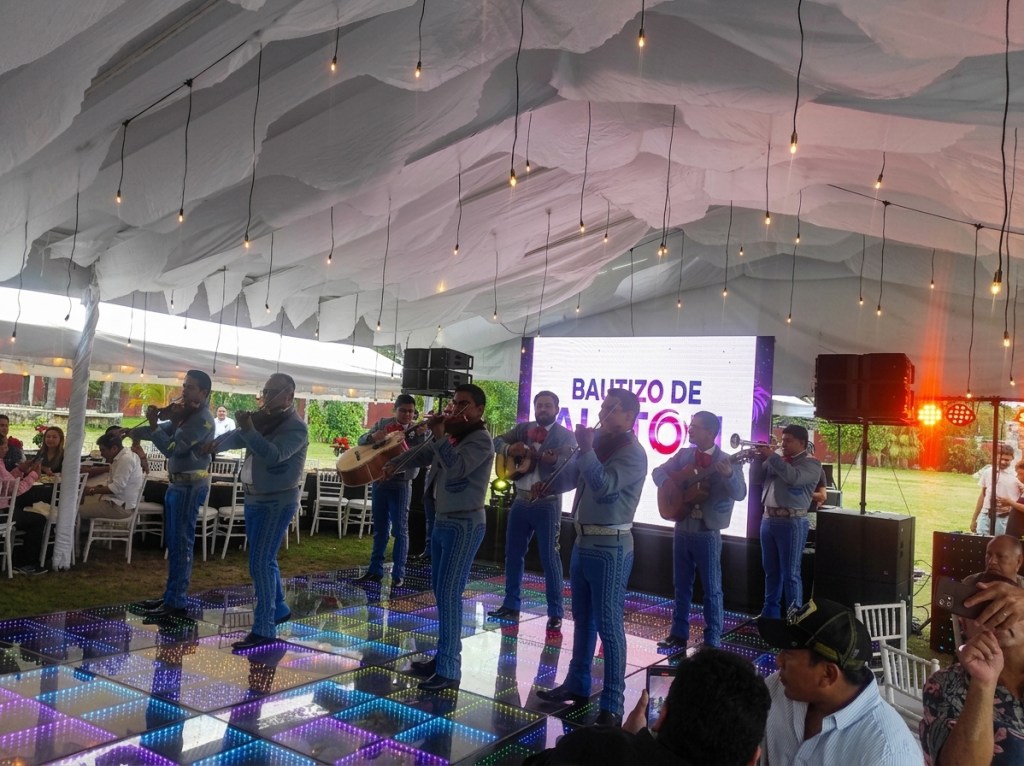 Cena de fin de año corporativa Alstom con mariachi en vivo, pista LED y carpa decorada, producción de eventos TR3Z México