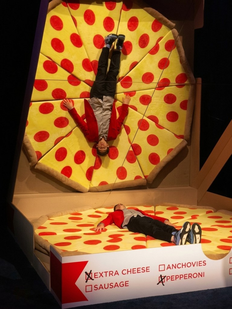 Montaje experiencial photo opportunity con set de pizza gigante para activación BTL, producción TR3Z México