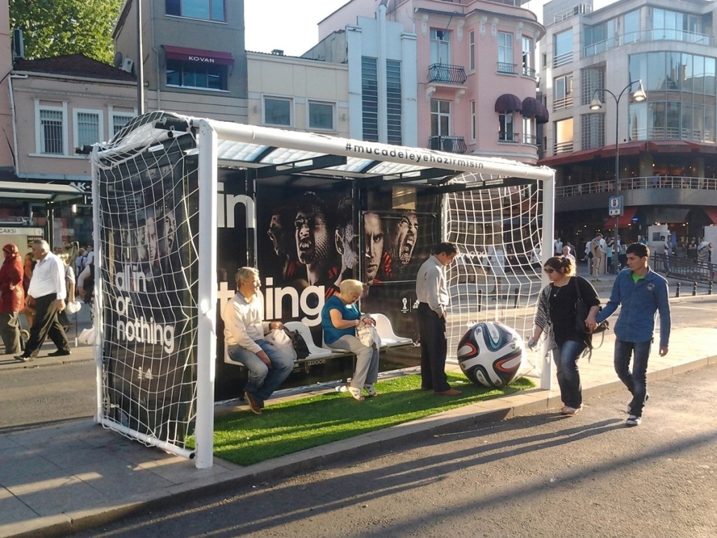 Activación street marketing Adidas con parada de autobús temática en arco de fútbol, BTL en vía pública TR3Z México